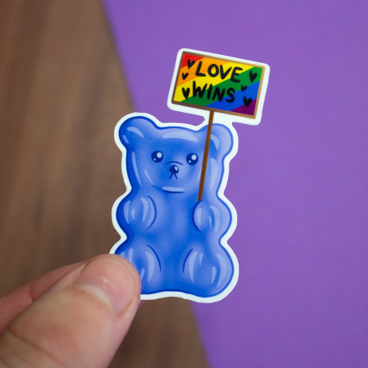 Gummibärchen mit "LOVE WINS" Schild Sticker