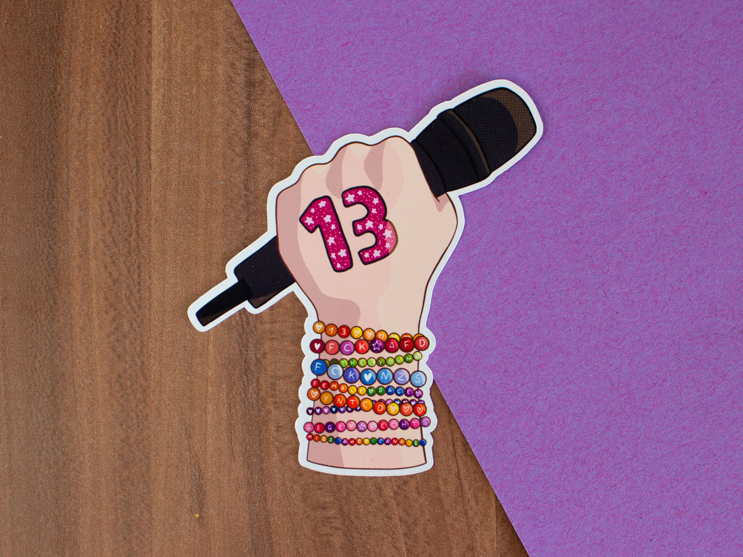 Swiftie Hand mit 13 und Armbändern gegen Rechts Sticker