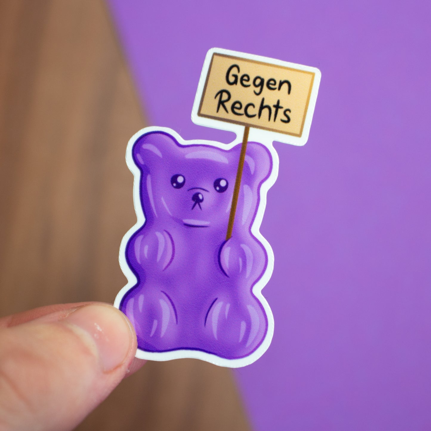 Gummibärchen gegen Rechts mit Schild Sticker