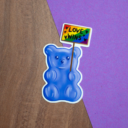 Gummibärchen mit "LOVE WINS" Schild Sticker