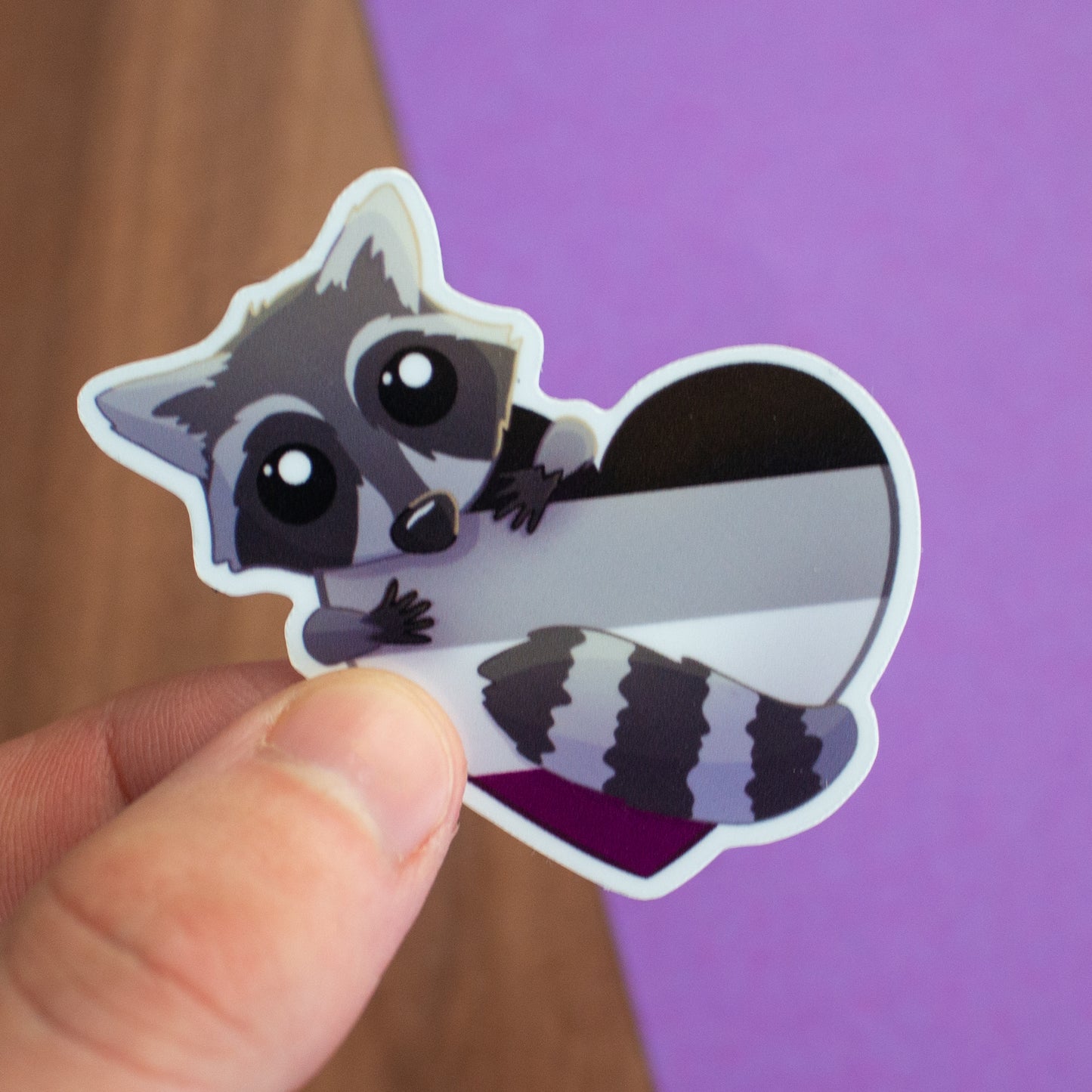 Queerer Waschbär mit Pride-Herz Sticker