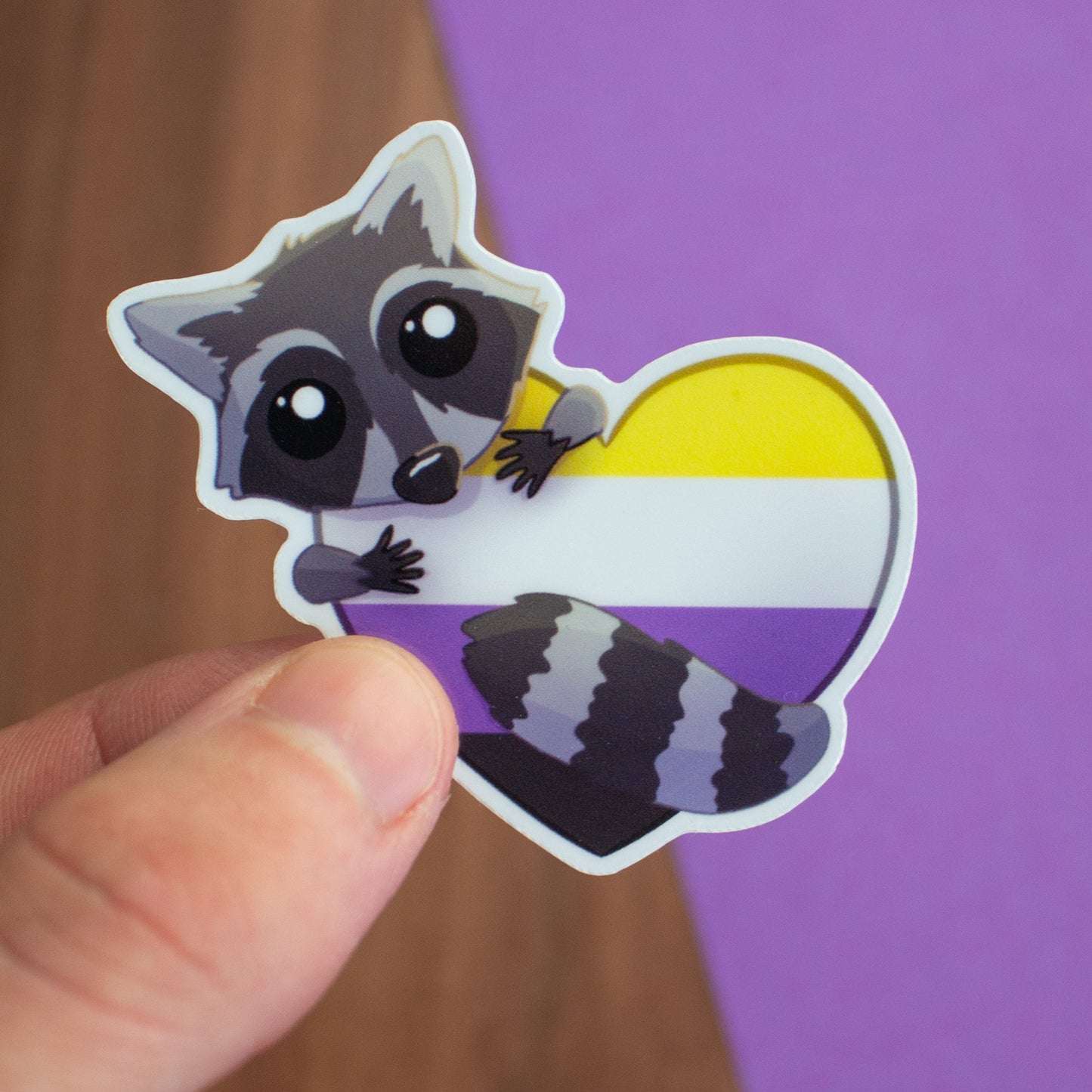 Queerer Waschbär mit Pride-Herz Sticker