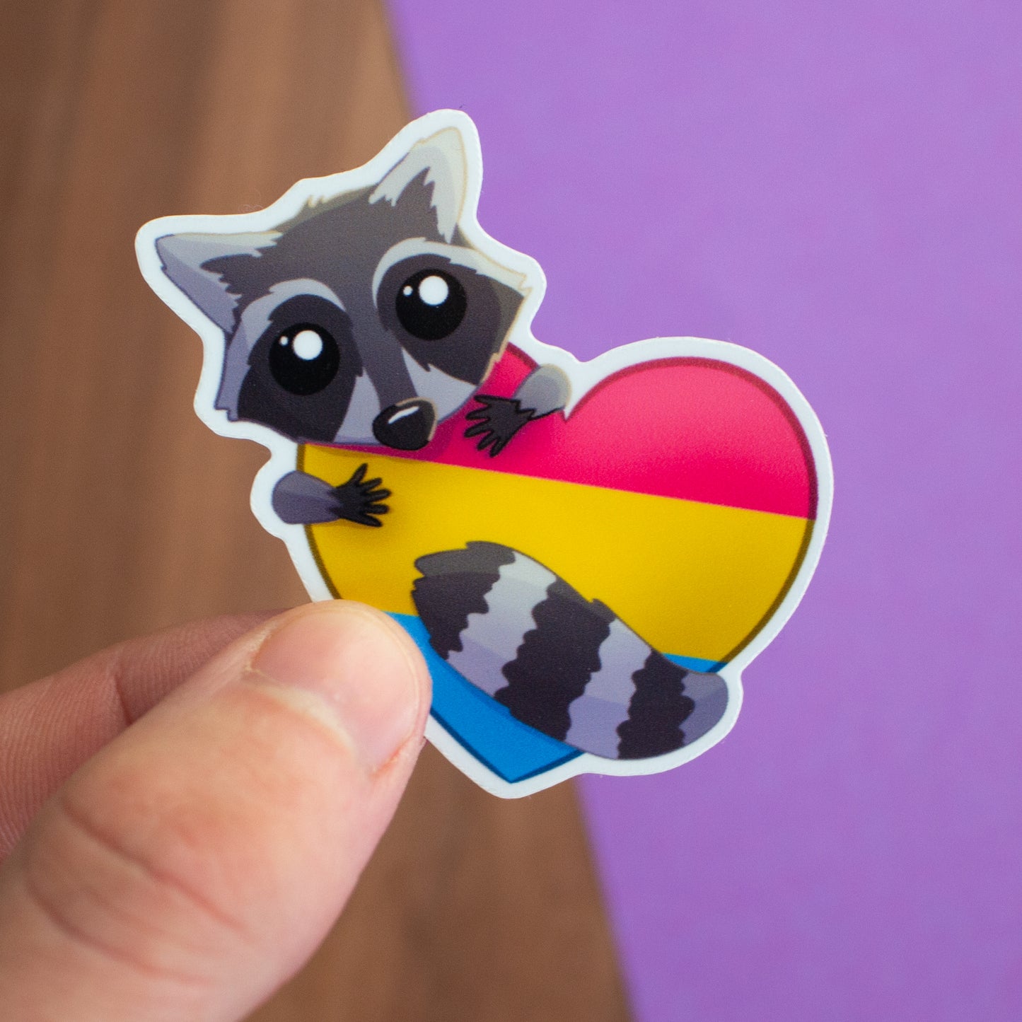 Queerer Waschbär mit Pride-Herz Sticker