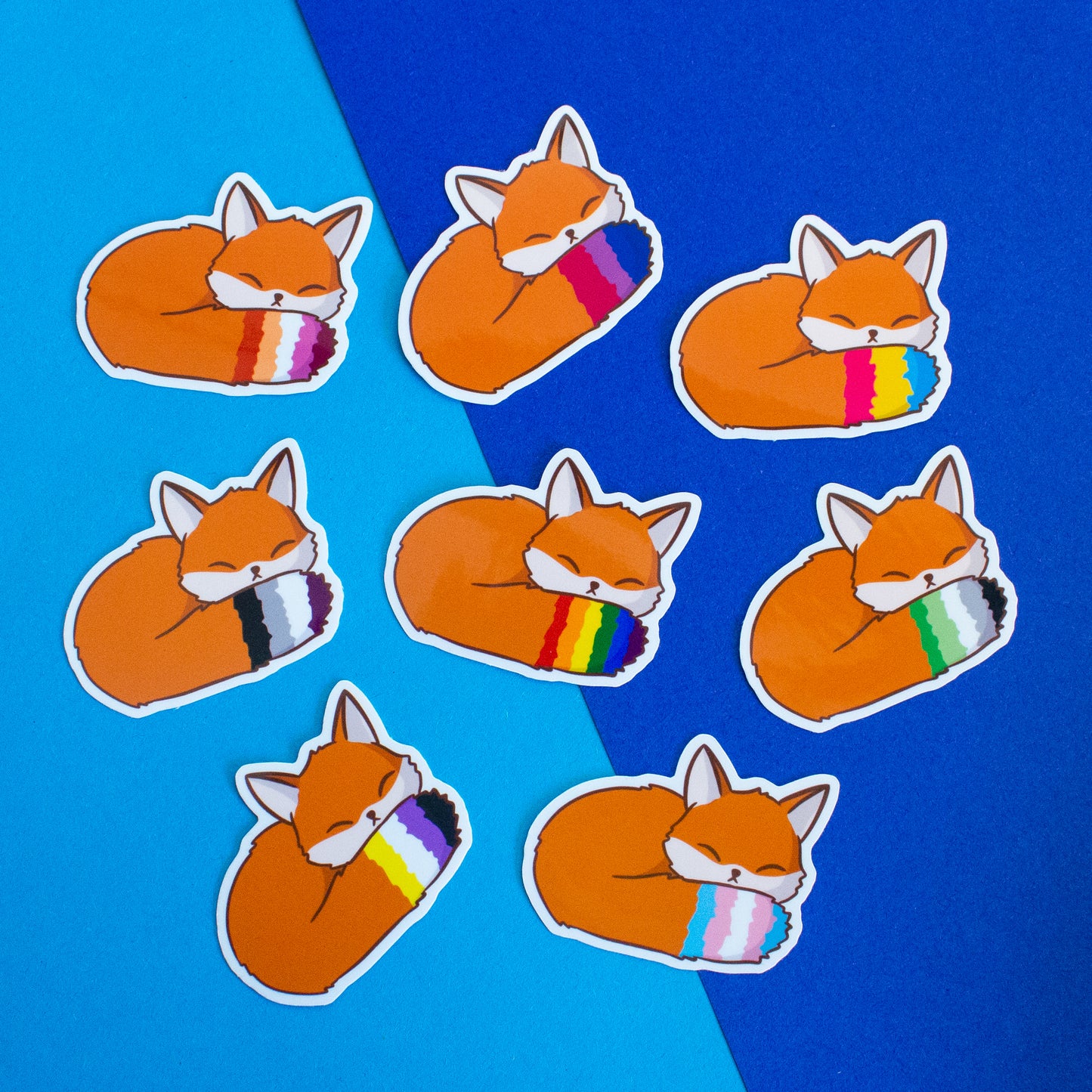 Schlafender Fuchs mit Pride-Schweif Sticker