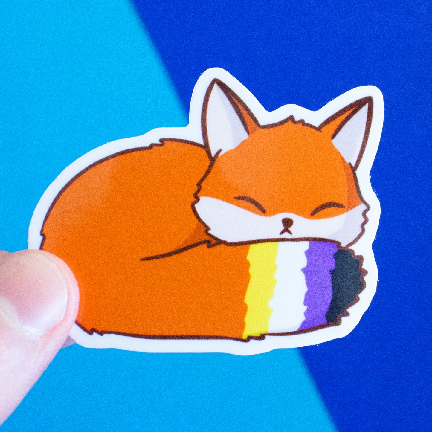 Schlafender Fuchs mit Pride-Schweif Sticker